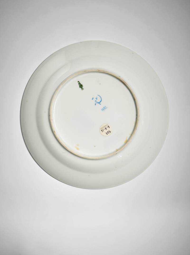 Red Star: A Soviet Porcelain Plate, State Porcelain Factory, Petrograd, 1922 - 图3