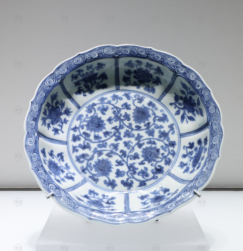 明正德 景德镇窑青花缠枝莲纹花口盘 - 图2