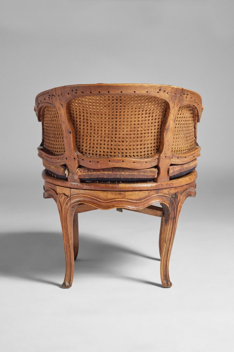 A Louis XV Walnut Fauteuil de Bureau, Probably Lyon, Mid-18th Century - 图3