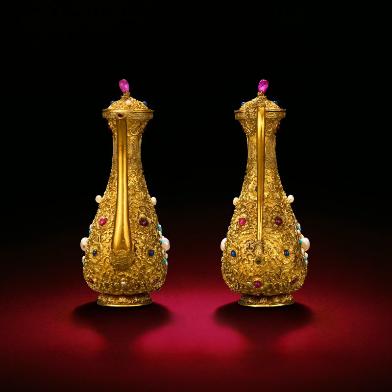 清乾隆 御製金胎纍絲鏨纏枝花卉紋嵌寶石執壺 「乾隆年製」款  QIANLONG FOUR-CHARACTER MARK AND OF THE PERIOD (1736-1795) - 图7