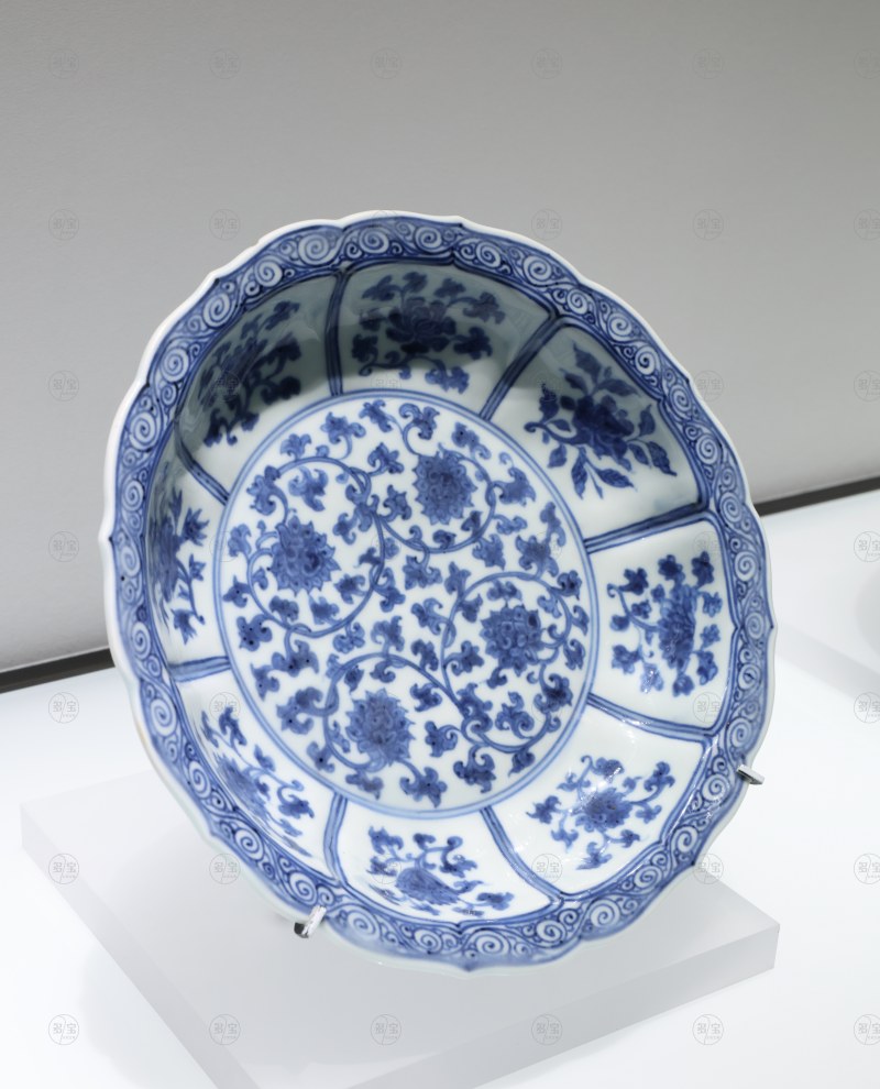 明正德 景德镇窑青花缠枝莲纹花口盘 - 图3