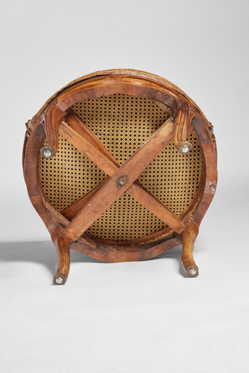 A Louis XV Walnut Fauteuil de Bureau, Probably Lyon, Mid-18th Century - 图4