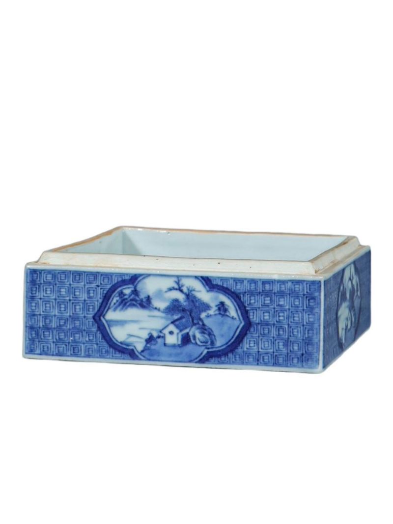 清乾隆   青花锦地开窗山水纹盒 - 图1
