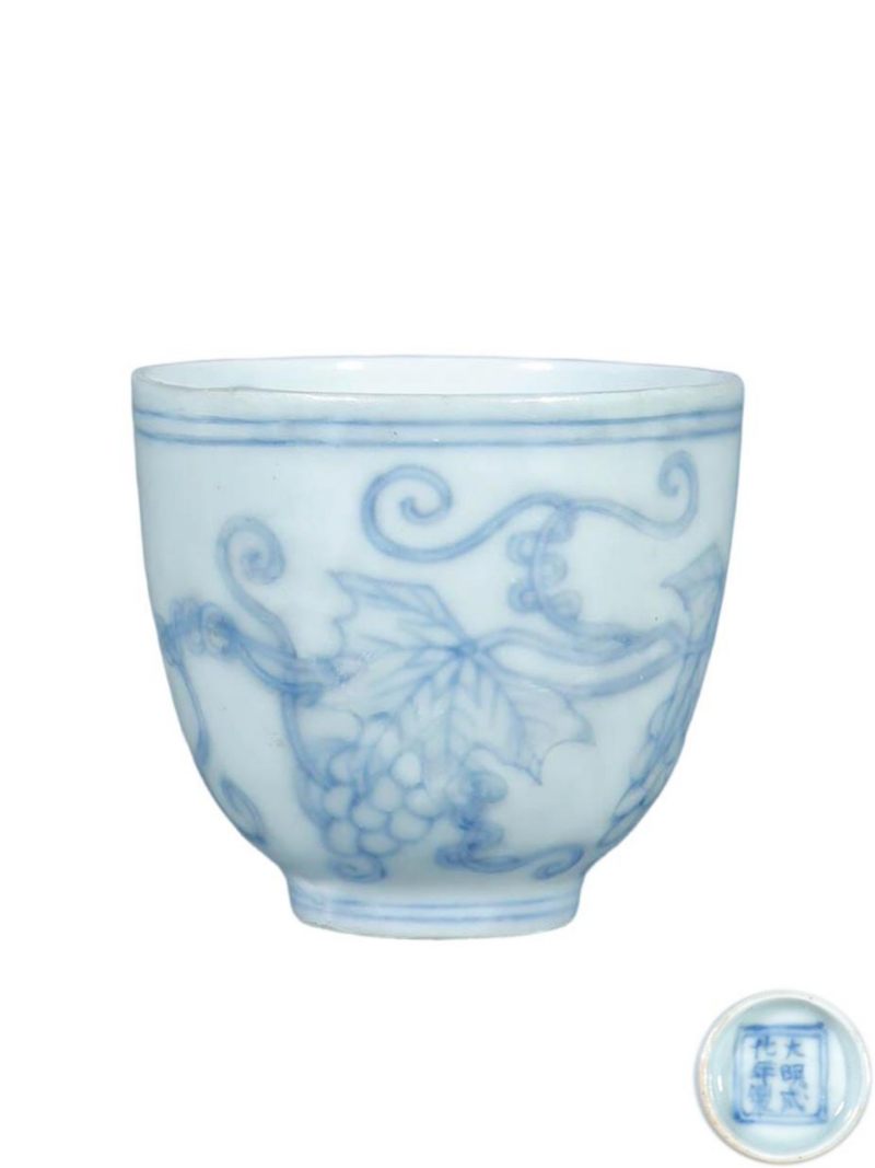 明成化   青花葡萄纹杯 - 图1