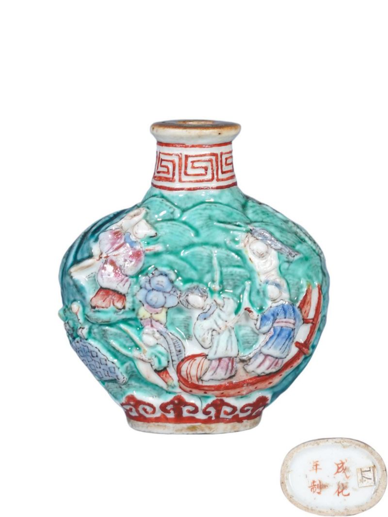 清中期   粉彩雕瓷人物鼻烟壶 - 图1
