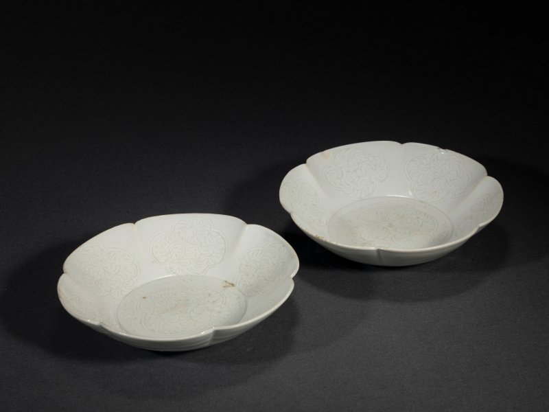 明 青白瓷仿金银器制式花口盘一对 - 图1
