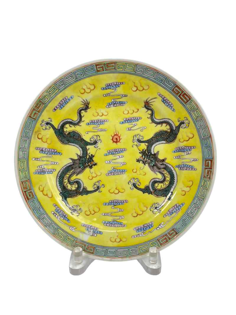XYB047  民国 黄地粉彩二龙戏珠纹赏盘 - 图1