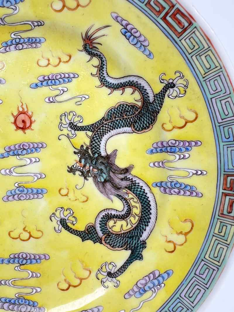 XYB047  民国 黄地粉彩二龙戏珠纹赏盘 - 图2