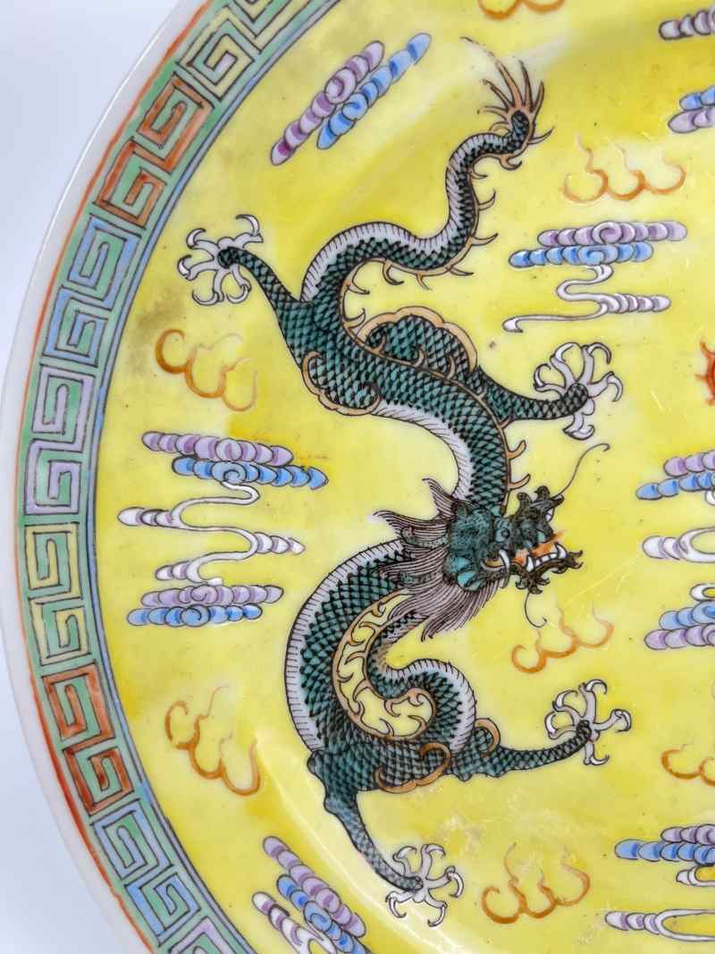 XYB047  民国 黄地粉彩二龙戏珠纹赏盘 - 图3