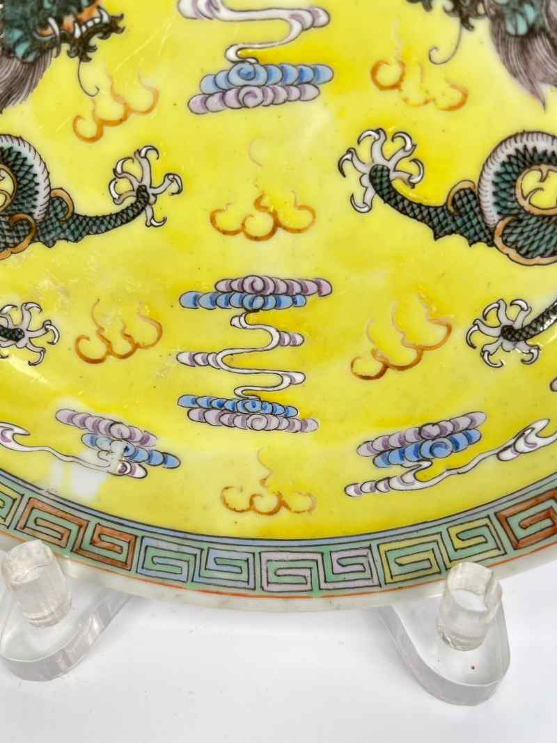 XYB047  民国 黄地粉彩二龙戏珠纹赏盘 - 图5