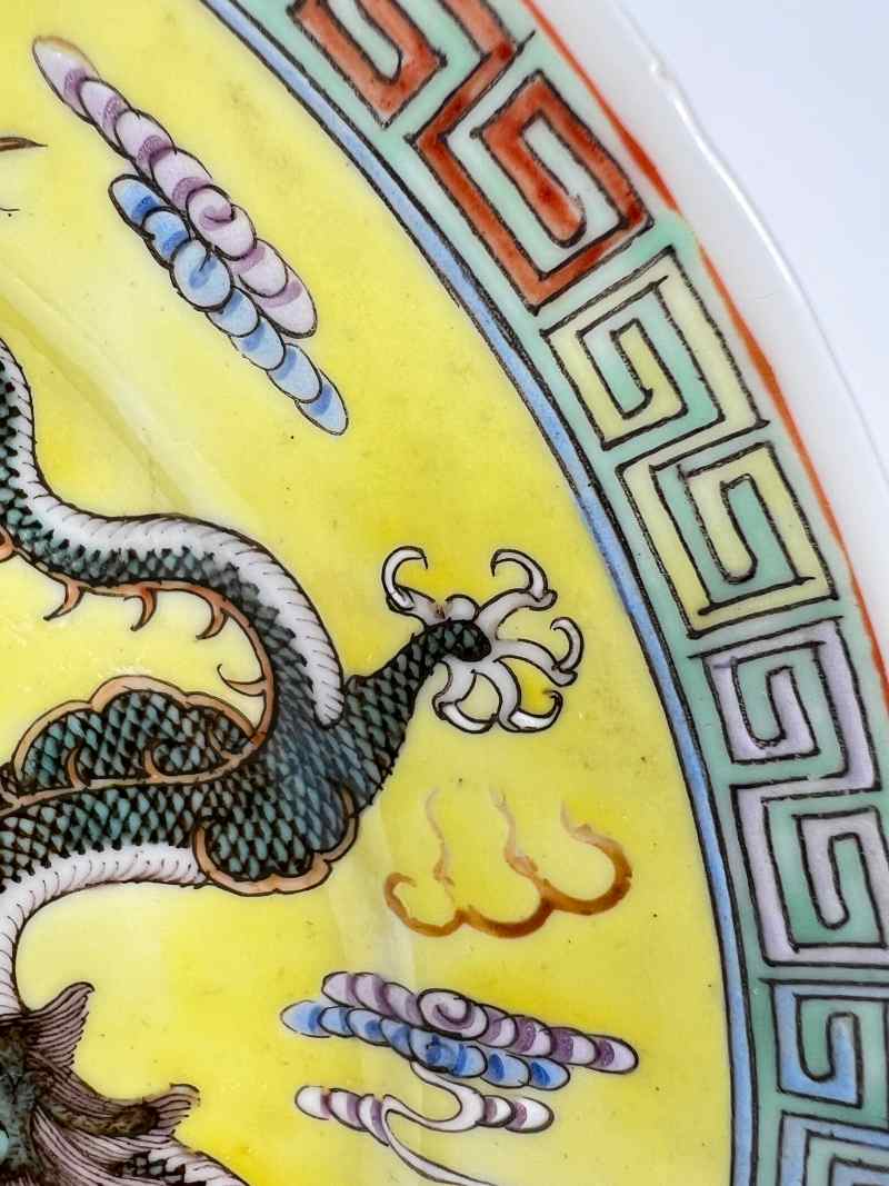 XYB047  民国 黄地粉彩二龙戏珠纹赏盘 - 图6