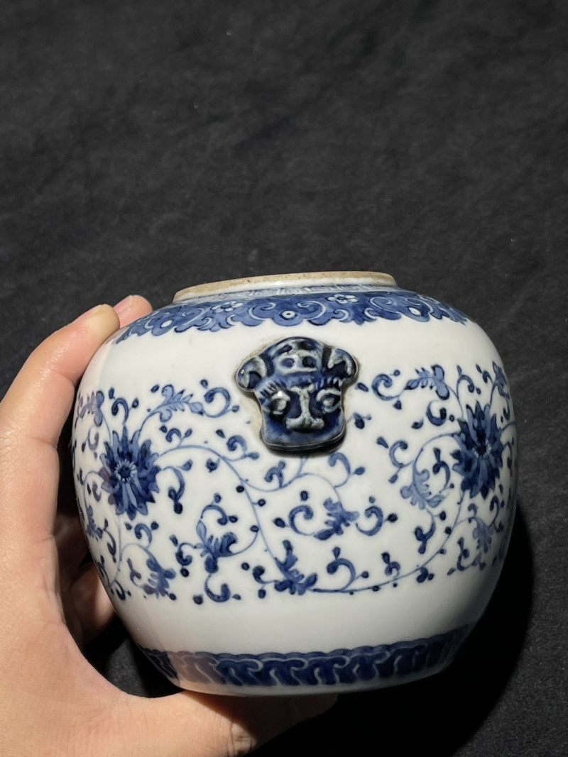 清乾隆 青花缠枝莲铺首罐 - 图5