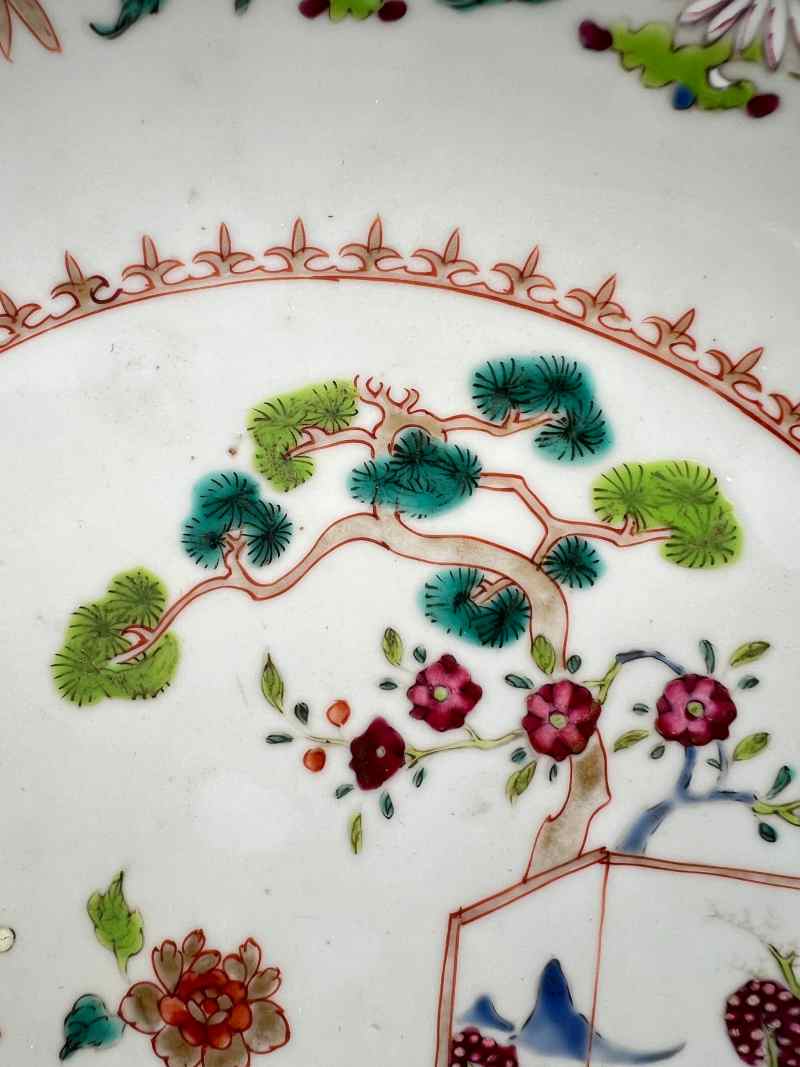 XYB036  清乾隆 粉彩庭院博古花卉纹深腹盘 - 图3
