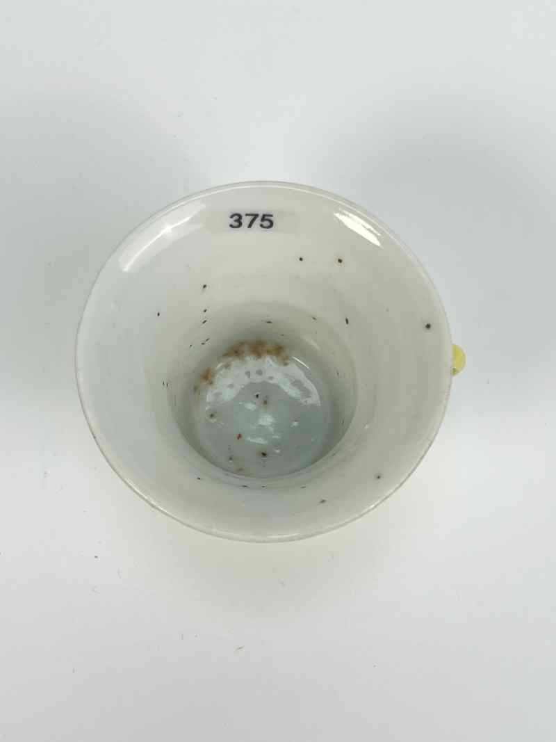 XYB032  民国 黄地粉彩花果纹把杯 - 图2