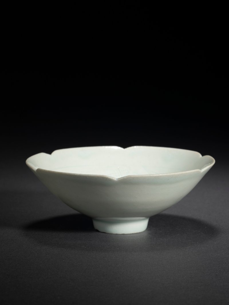 明 湖田窑刻游鸭纹葵口小盏 - 图1