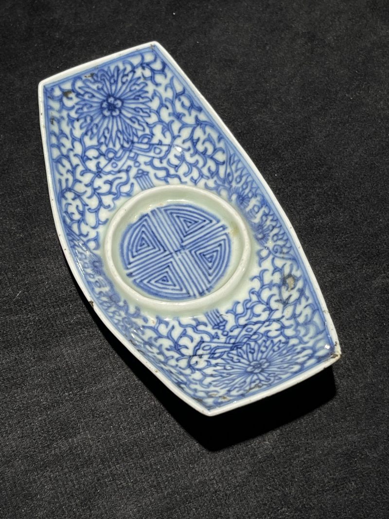 清乾隆 青花缠枝莲茶船一对 - 图2