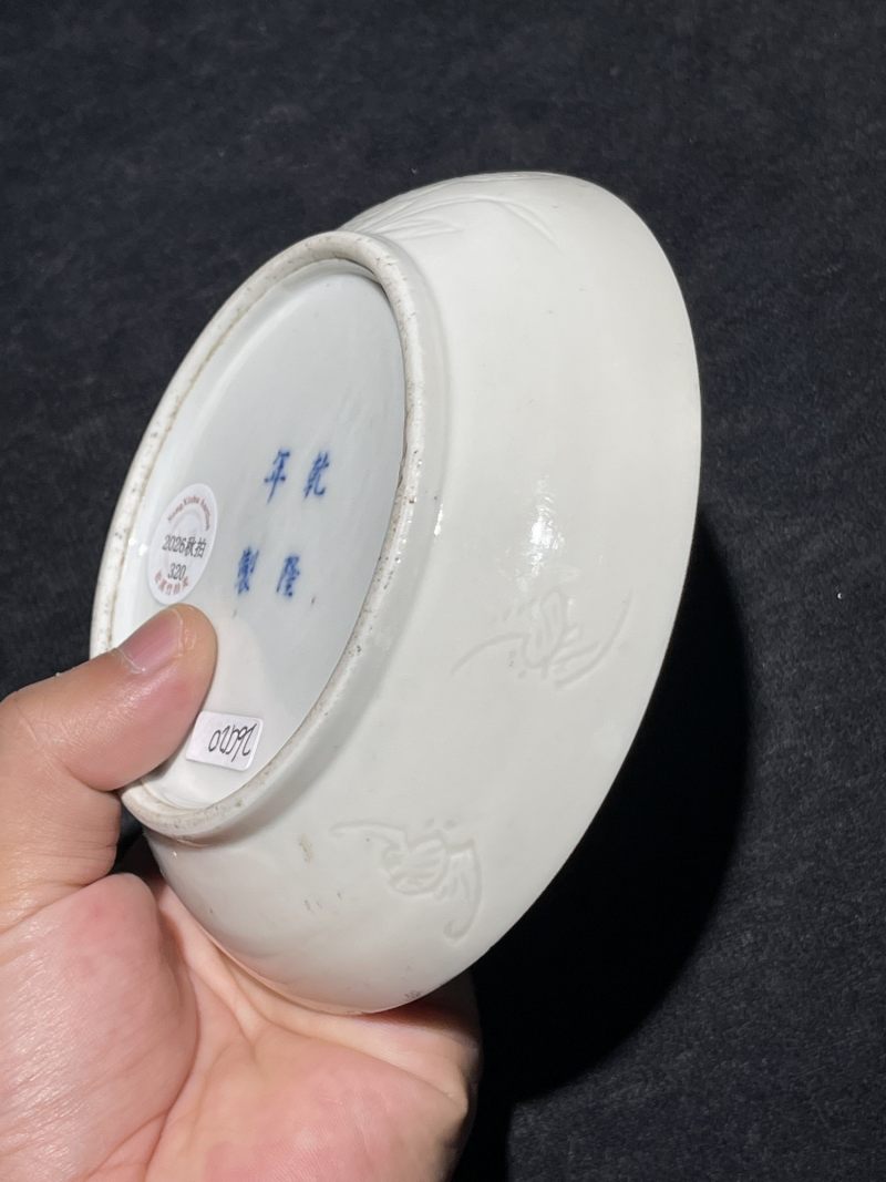 清中期 白釉仿定暗刻莲池纹大盖盒 - 图11