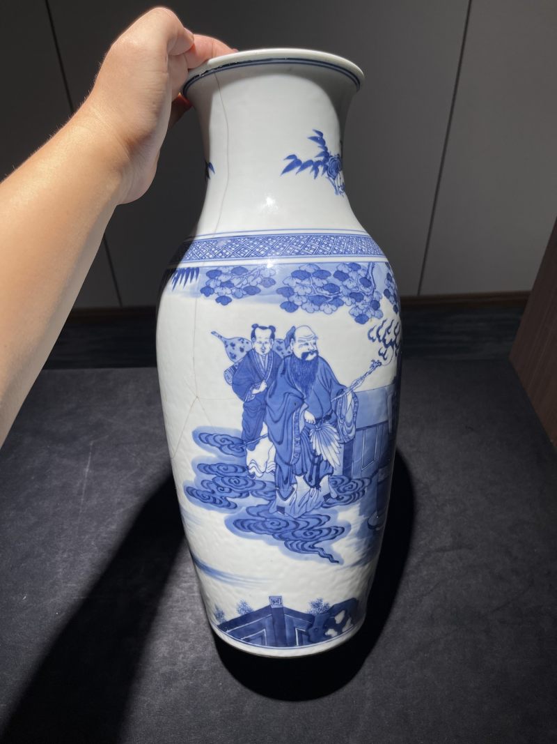 清乾隆 青花汉钟离度吕洞宾纹观音瓶 - 图3