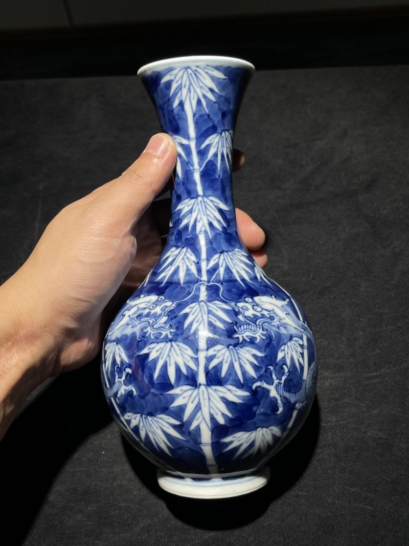清晚期 青花留白龙纹小赏瓶 - 图2