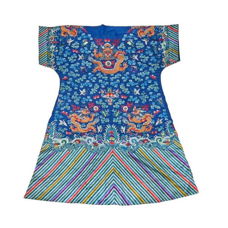 清晚期 藍地緞綉龍紋吉服 | A BLUE-GROUND SILK EMBROIDERED DRAGON ROBE, JIFU - 图2