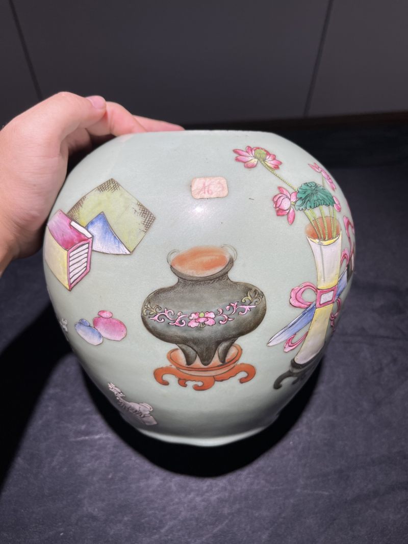 清乾隆 豆青粉彩博古纹罐 - 图2