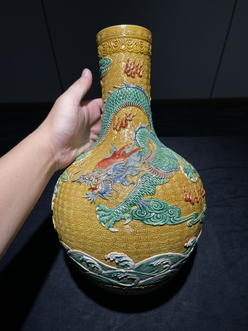 民国 雕瓷鱼化龙纹天球瓶 - 图2