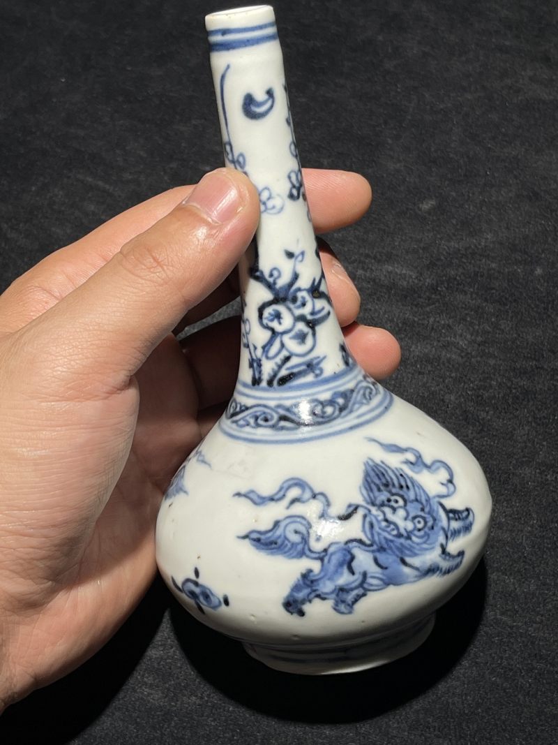 明成化 青花狮子纹长颈瓶 - 图6