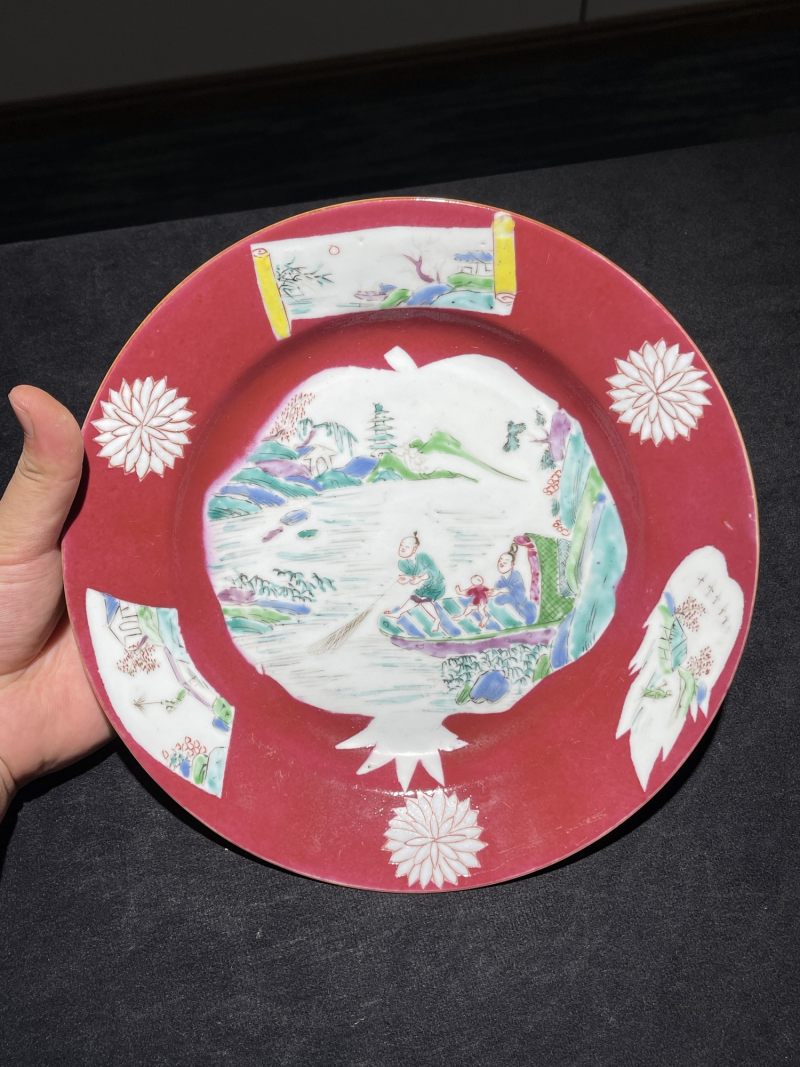 清雍正 胭脂地开光粉彩渔家乐纹盘 - 图2