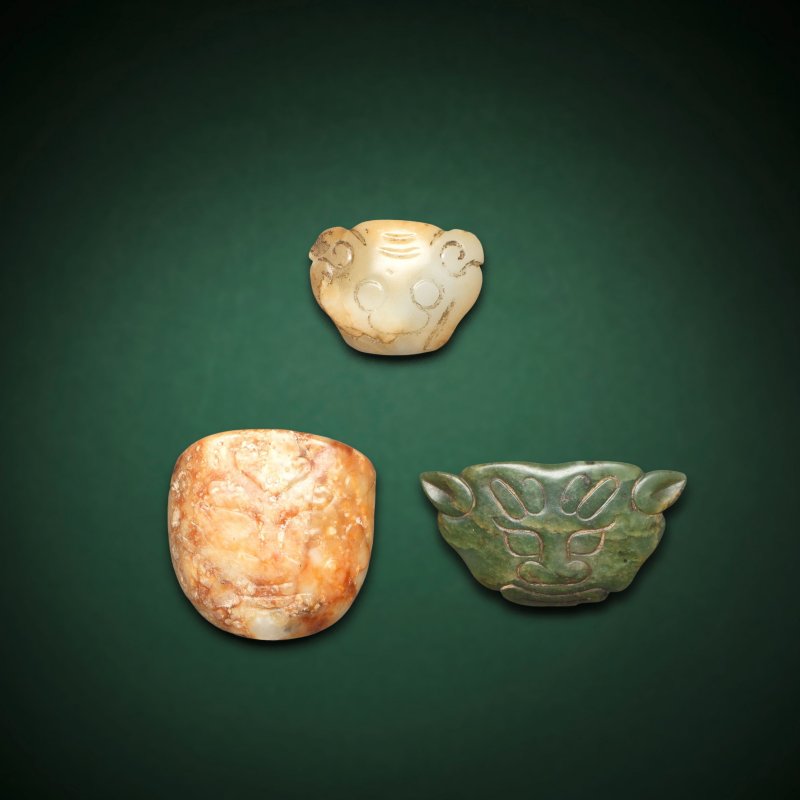 或為明及其後 獸面紋玉飾 一組三件 | THREE JADE MASK ORNAMENTS - 图1