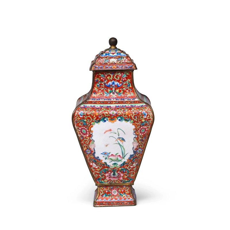 清乾隆 銅胎畫琺琅花卉紋四方蓋罐 | A RARE IMPERIAL-TRIBUTE RUBY-GROUND PAINTED ENAMEL VASE AND COVER, HU - 图5