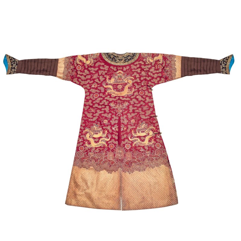 清晚期 紅地緞綉金綫龍紋袍 | A BURGUNDY-GROUND GOLD-THREAD EMBROIDERED 'NINE DRAGONS' ROBE - 图2