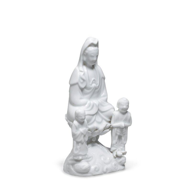 清康熙 德化窯白釉觀音及隨侍像 | A BLANC-DE-CHINE 'GUANYIN AND ACOLYTES' GROUP - 图3
