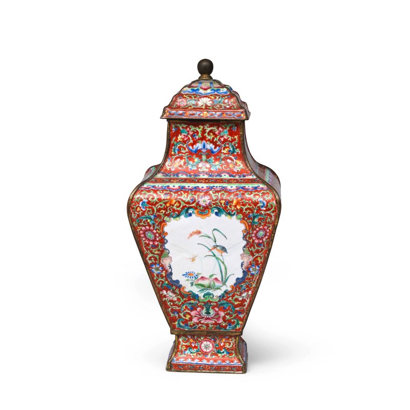 清乾隆 銅胎畫琺琅花卉紋四方蓋罐 | A RARE IMPERIAL-TRIBUTE RUBY-GROUND PAINTED ENAMEL VASE AND COVER, HU - 图8