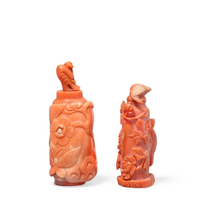 十九世紀 珊瑚雕鼻烟壺兩件及雕珮兩件 | TWO CARVED CORAL SNUFF BOTTLES AND TWO CARVED CORAL PENDANTS - 图2