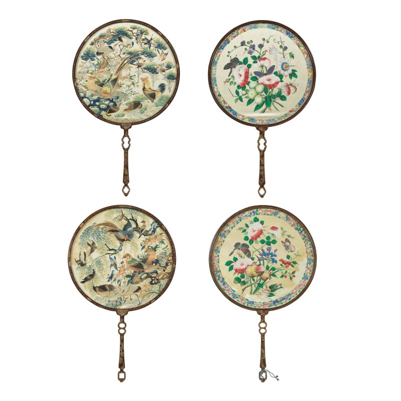 清晚期 緞綉百鳥紋扇一對 | A PAIR OF SILK EMBROIDERED 'HUNDRED BIRDS' FANS