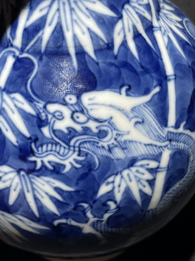 清晚期 青花留白龙纹小赏瓶 - 图6