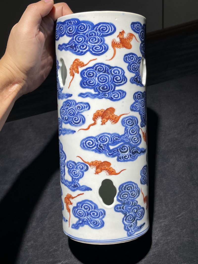 清宣统 青花矾红洪福齐天纹镂空帽筒一对 - 图4
