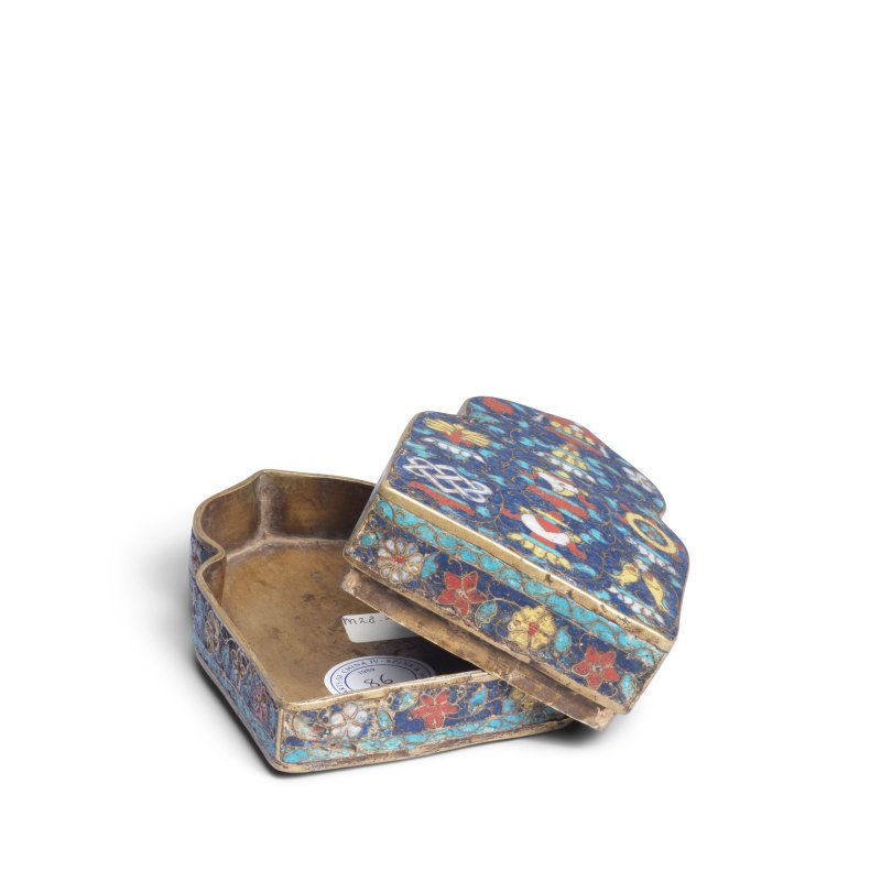 明 銅胎掐絲琺琅噶烏盒 | A RARE CLOISONNÉ ENAMEL 'BAJIXIANG' SHRINE BOX AND COVER, GAU - 图4