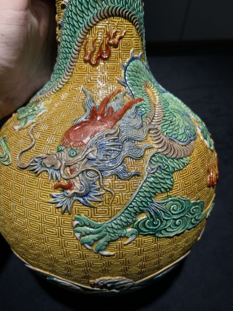 民国 雕瓷鱼化龙纹天球瓶 - 图6