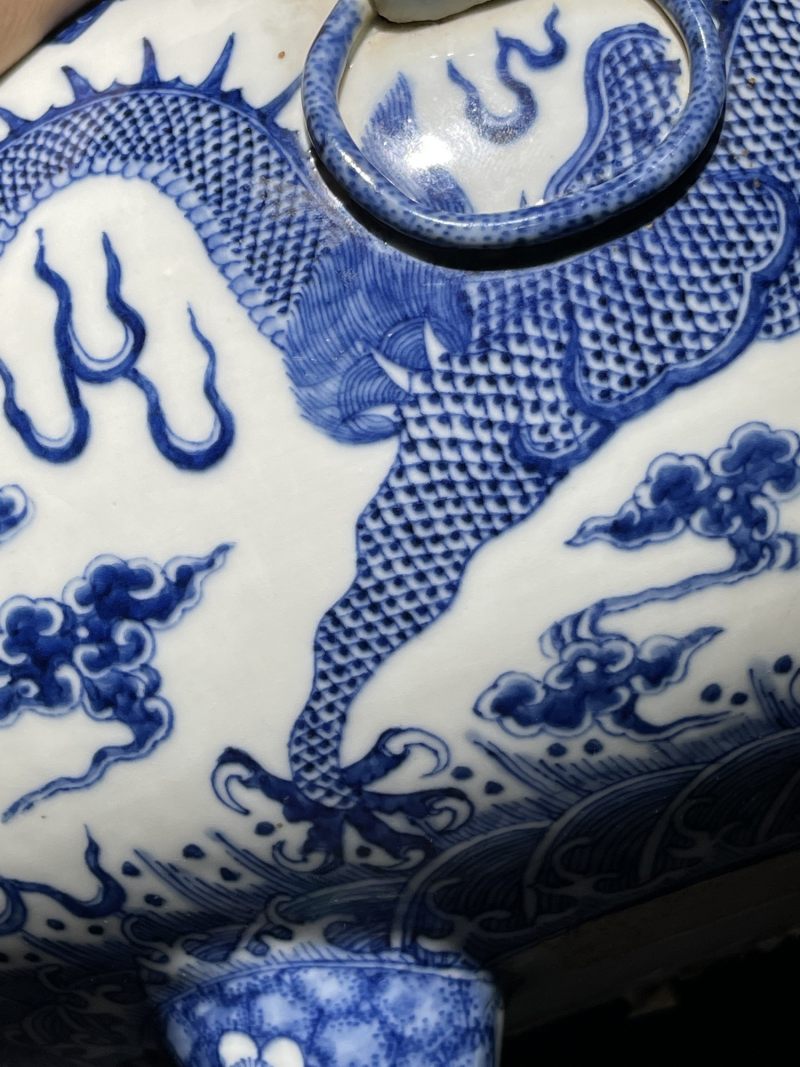 清中期 青花龙纹大三足炉 - 图10