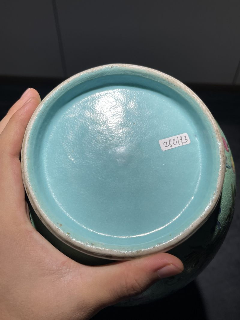 清乾隆 绿地轧道洋彩花卉纹瓶 - 图10