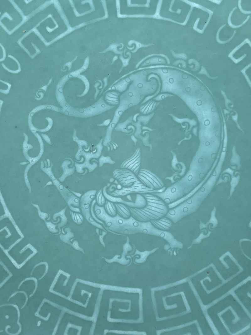 清嘉庆 松石绿地堆白螭龙纹大盘一对 - 图10