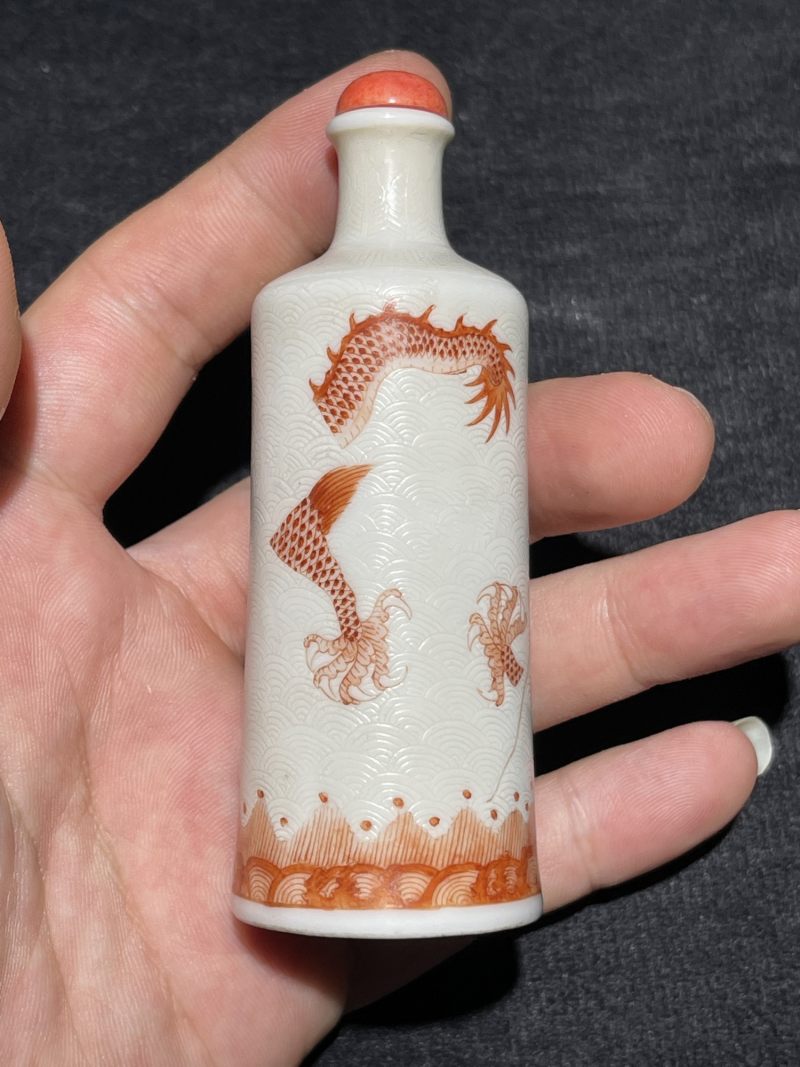清中期 白地轧道矾红云龙七现纹鼻烟壶 - 图4
