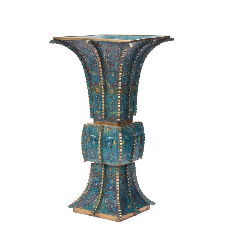 清康熙 銅胎掐絲琺瑯饕餮紋出戟方觚 | A LARGE GILT-BRONZE AND CLOISONNÉ ENAMEL VASE, FANGGU - 图4