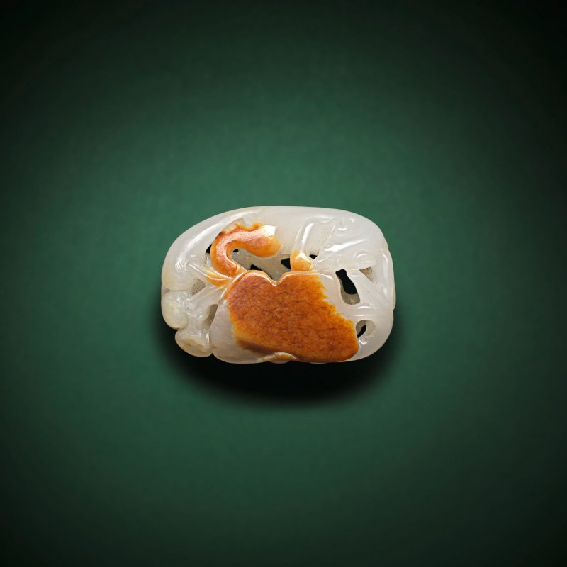 十八世紀 白玉帶皮雕松鼠葡萄紋把件 | A WHITE AND RUSSET JADE 'SQUIRREL AND GRAPES' CARVING - 图1