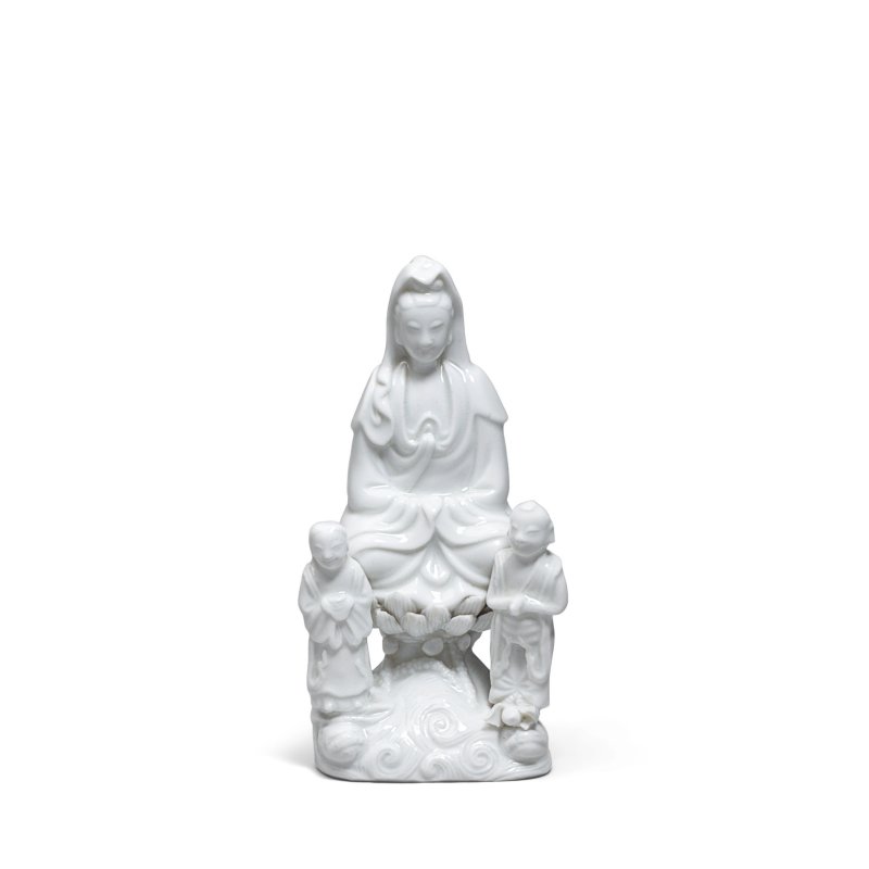 清康熙 德化窯白釉觀音及隨侍像 | A BLANC-DE-CHINE 'GUANYIN AND ACOLYTES' GROUP - 图4