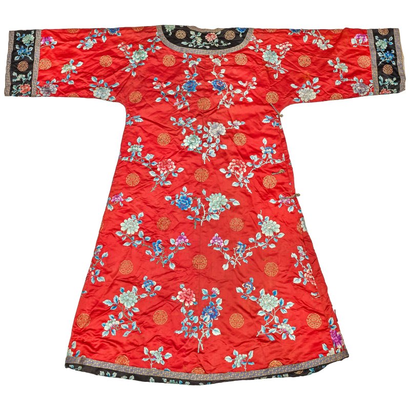 清晚期 紅地緞綉花卉紋敞衣 | A RED-GROUND SILK EMBROIDERED LADY'S ROBE, CHANGYI - 图2