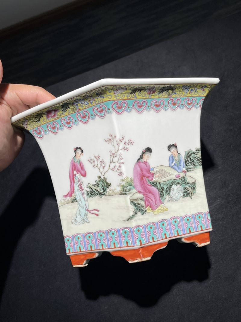 民国 粉彩人物纹六方花盆 - 图3