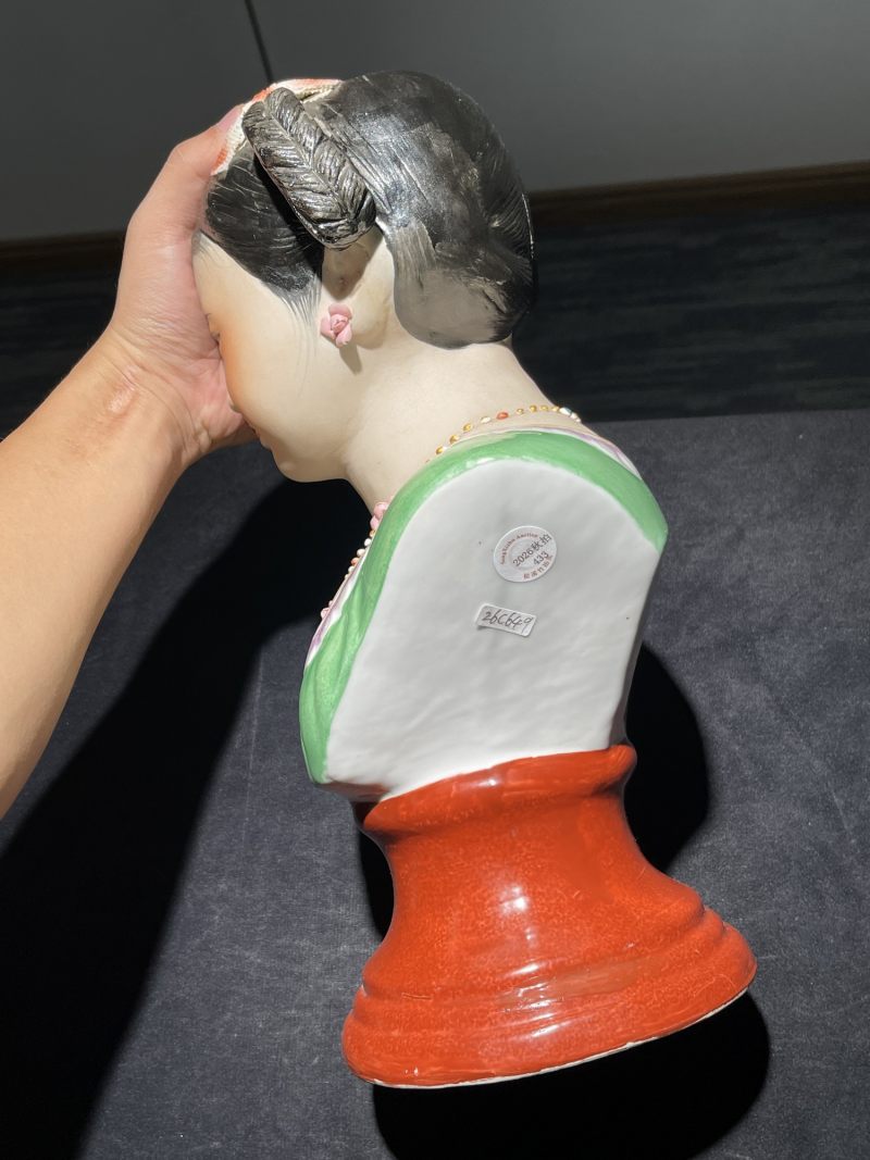 解放后 雕塑瓷厂曾山东作少女雕塑 - 图9