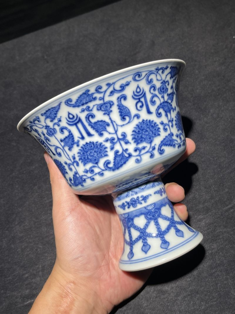 清乾隆 青花莲托梵文高足碗 - 图4